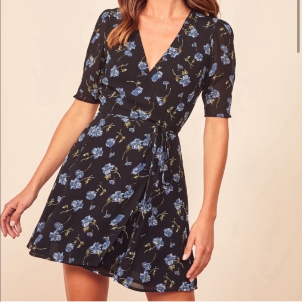 SOLD!                Really cute reformation dress